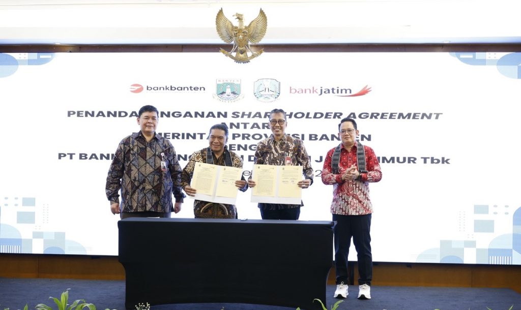 Keterangan Foto: Penandatanganan Shareholder Agreement antara Pemprof Banten dengan Bank Jatim